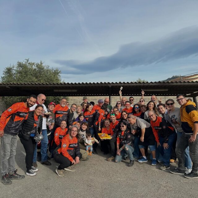 🏍️ FOTO DE FAMÍLIA—40 ANYS DE CONCENTRACIÓ 🏍️
Ahir, després del dinar del 40è aniversari, vam immortalitzar un moment molt especial amb aquesta gran família motard. 💥
Volem donar les GRÀCIES a ,olts col·lectius:
A totes les juntes que, al llarg dels anys, han fet possible aquesta festa. 🙌
A totes les persones voluntàries que hi han posat hores, esforç i il·lusió.
Als ajuntaments de Vinebre que han confiat en nosaltres i ens han donat suport.
I, sobretot, a tots i totes les motoristes que heu vingut cada any, vingueu d’on vingueu, per compartir carretera, amistat i passió.
Sense vosaltres, aquestes 40 concentracions no haurien estat possibles.
💙 Gràcies per ser-hi, gràcies per fer-ho gran! 💙
#CollDArruix40 #FestaMotard #EscuderiaCollDArruix #40anysdeGas #MotersDeVeritat #MomentsQueFanHistòria