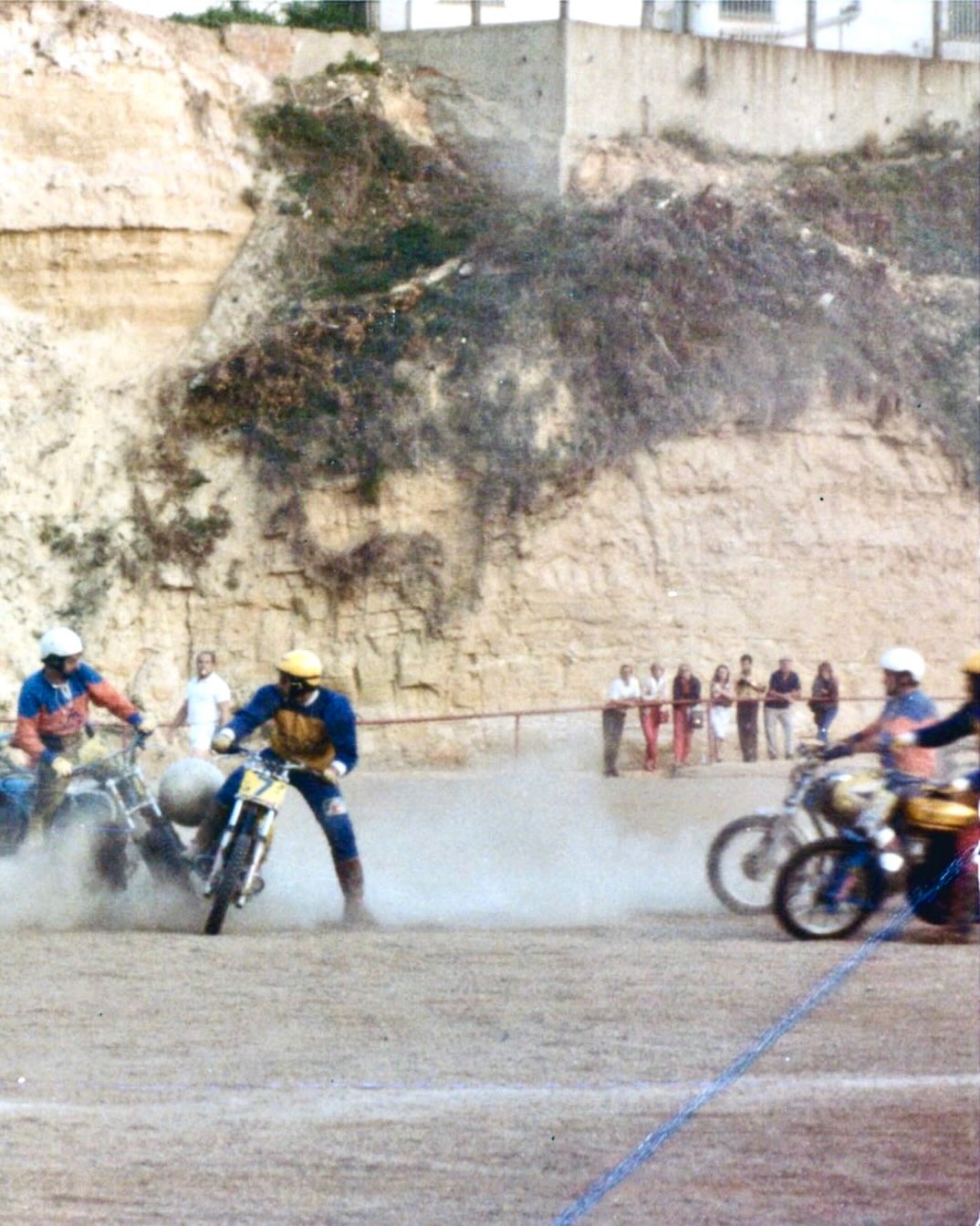 🏍️ XALAR AMB EL MOTOR
Les persones que formem part de l’Escuderia Coll d’Arruix tenim una cosa en comú:
ens agrada el motor, fer quilòmetres, sortir junts i compartir experiències.
Durant aquests 40 anys n’hi ha hagut moltes: curses, sortides, trobades, moments intensos i records que han anat passant de pares a fills.
Així és com el Coll d’Arruix s’ha convertit en molt més que una entitat: és un espai que la gent de Vinebre sent com a propi i que forma part del poble.
Seguim fent-la gran! Amb il·lusió, quilòmetres... i amb valtros! 🔥
#EscuderiaCollDArruix #40anysdeGas #vinebre