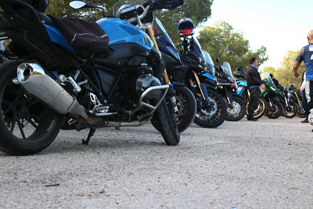 Motos Fotografia d'una posta de sol i una roda de moto.